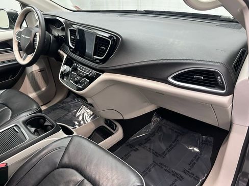 Used 2018 Chrysler Pacifica Limited w/ Tire & Wheel Group image 21
