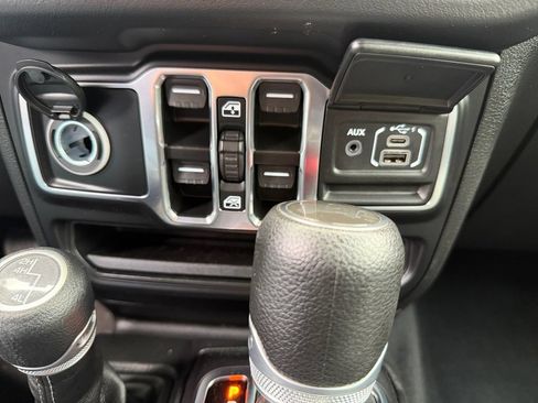 Used 2024 Jeep Wrangler Unlimited Sahara AWD/4WD image 19