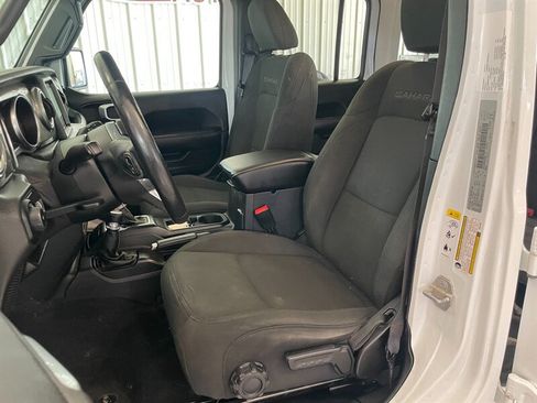 Used 2019 Jeep Wrangler Unlimited Sahara w/ Uconnect 4C Nav & Sound Group AWD/4WD image 17