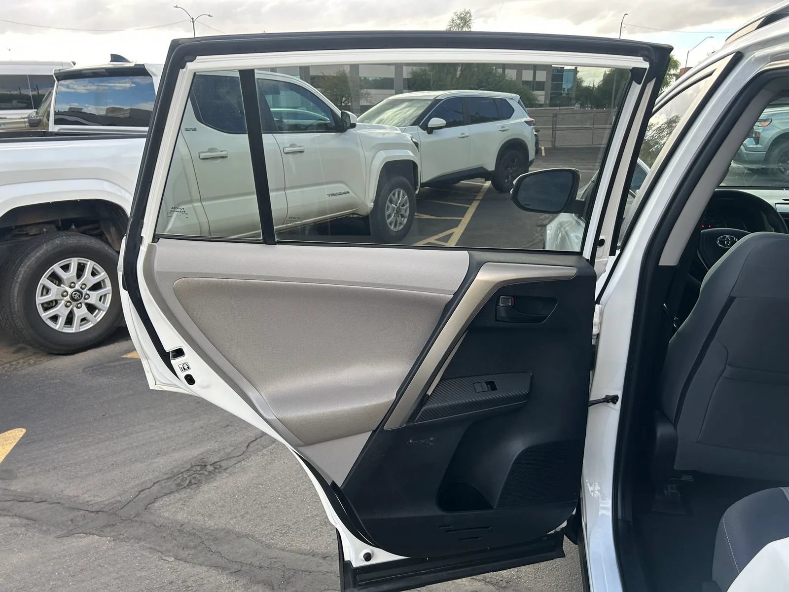 Used 2013 Toyota RAV4 XLE AWD/4WD image 18