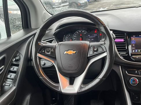 Used 2020 Chevrolet Trax LT w/ LT Convenience Package FWD image 19