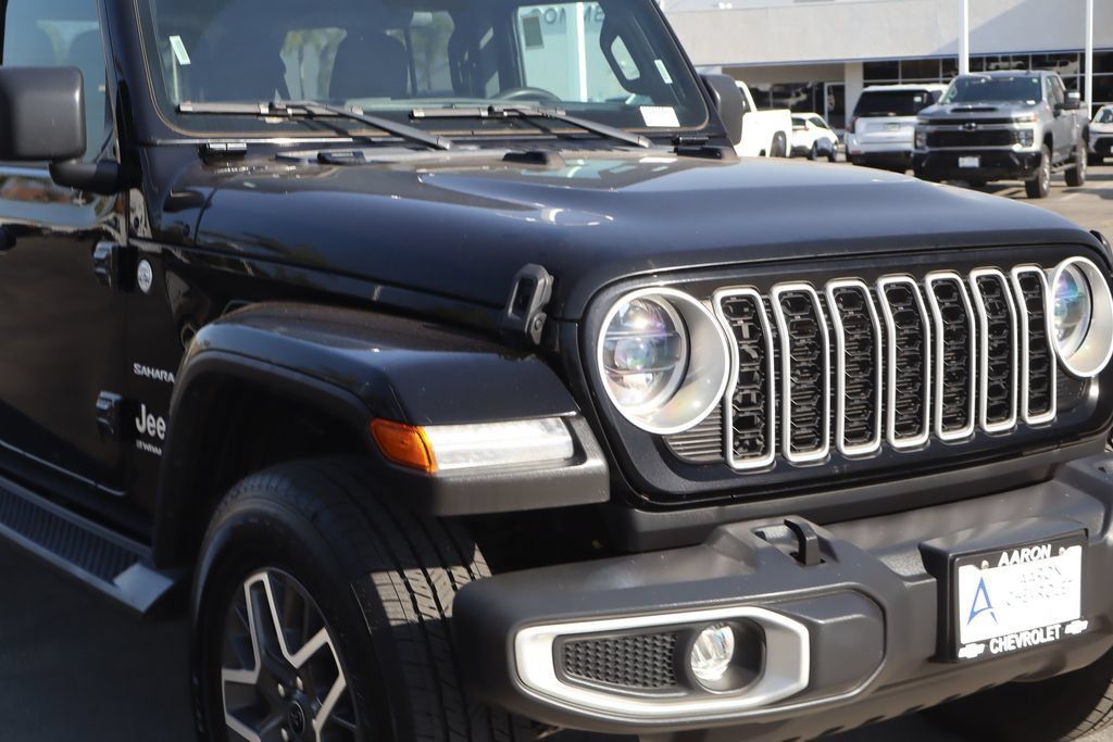 Used 2024 Jeep Wrangler Unlimited Sahara AWD/4WD image 9
