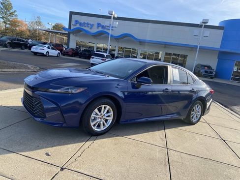 Used 2025 Toyota Camry LE image 5