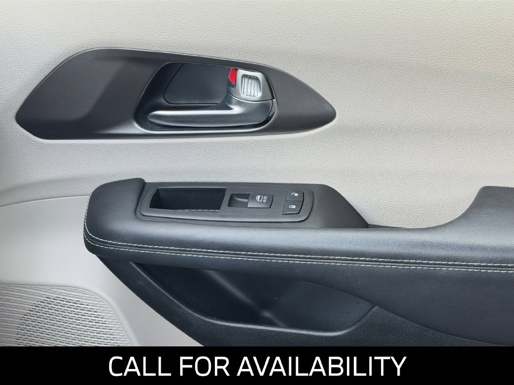 Used 2023 Chrysler Pacifica Touring-L FWD image 22