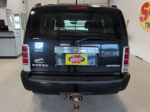 Used 2011 Dodge Nitro Heat w/ Trailer Tow Group AWD/4WD image 4
