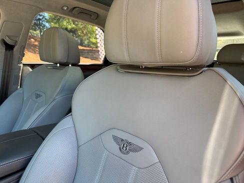 Certified 2025 Bentley Bentayga AWD/4WD image 32