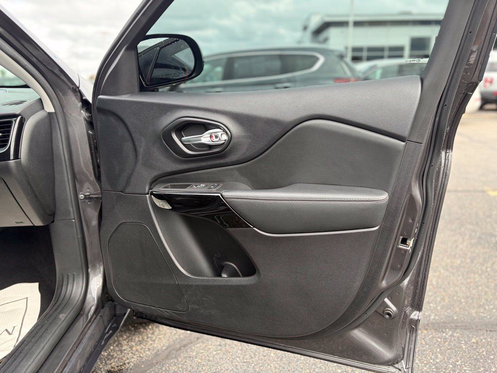 Used 2023 Jeep Cherokee Altitude Lux AWD/4WD image 17