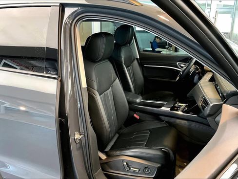 Used 2024 Audi Q8 e-tron Prestige w/ Prestige Package image 9