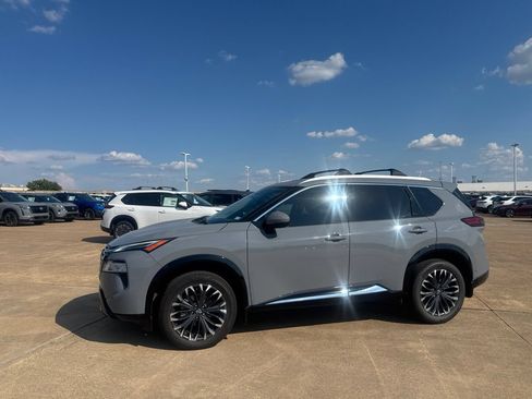 Certified 2025 Nissan Rogue Platinum FWD image 12