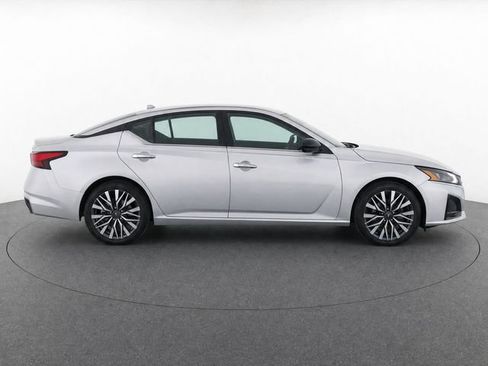 Used 2024 Nissan Altima 2.5 SV FWD image 2