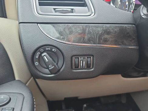 Used 2015 Chrysler Town & Country Touring w/ Driver Convenience Group FWD image 17
