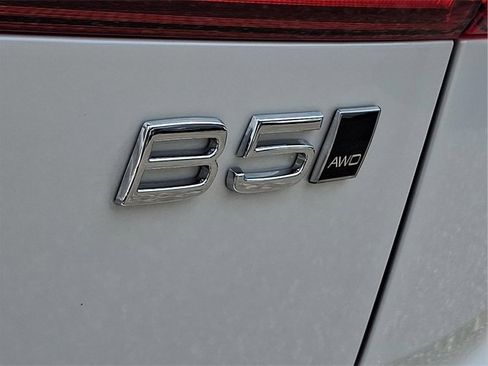 Certified 2025 Volvo XC60 B5 Plus image 28