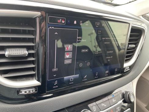 Used 2024 Chrysler Pacifica Touring-L FWD image 29