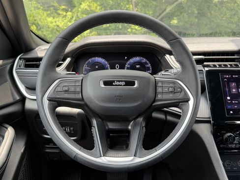 Used 2025 Jeep Grand Cherokee Laredo X w/ Luxury Tech Group I RWD image 19
