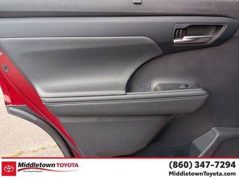 Used 2021 Toyota Highlander XLE AWD/4WD image 30