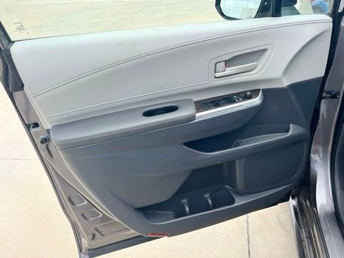 Used 2023 Toyota Sienna LE FWD image 11