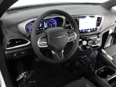 New 2027 Chrysler Pacifica Select FWD image 8