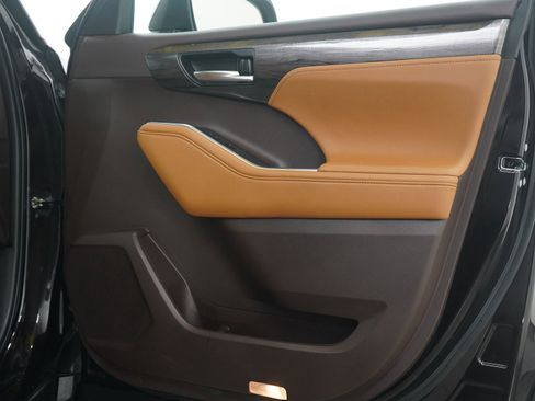 Used 2021 Toyota Highlander Platinum image 9