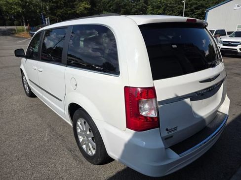 Used 2015 Chrysler Town & Country Touring FWD image 7