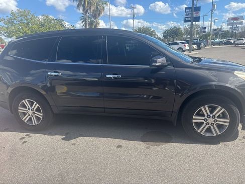 Used 2017 Chevrolet Traverse LT image 2