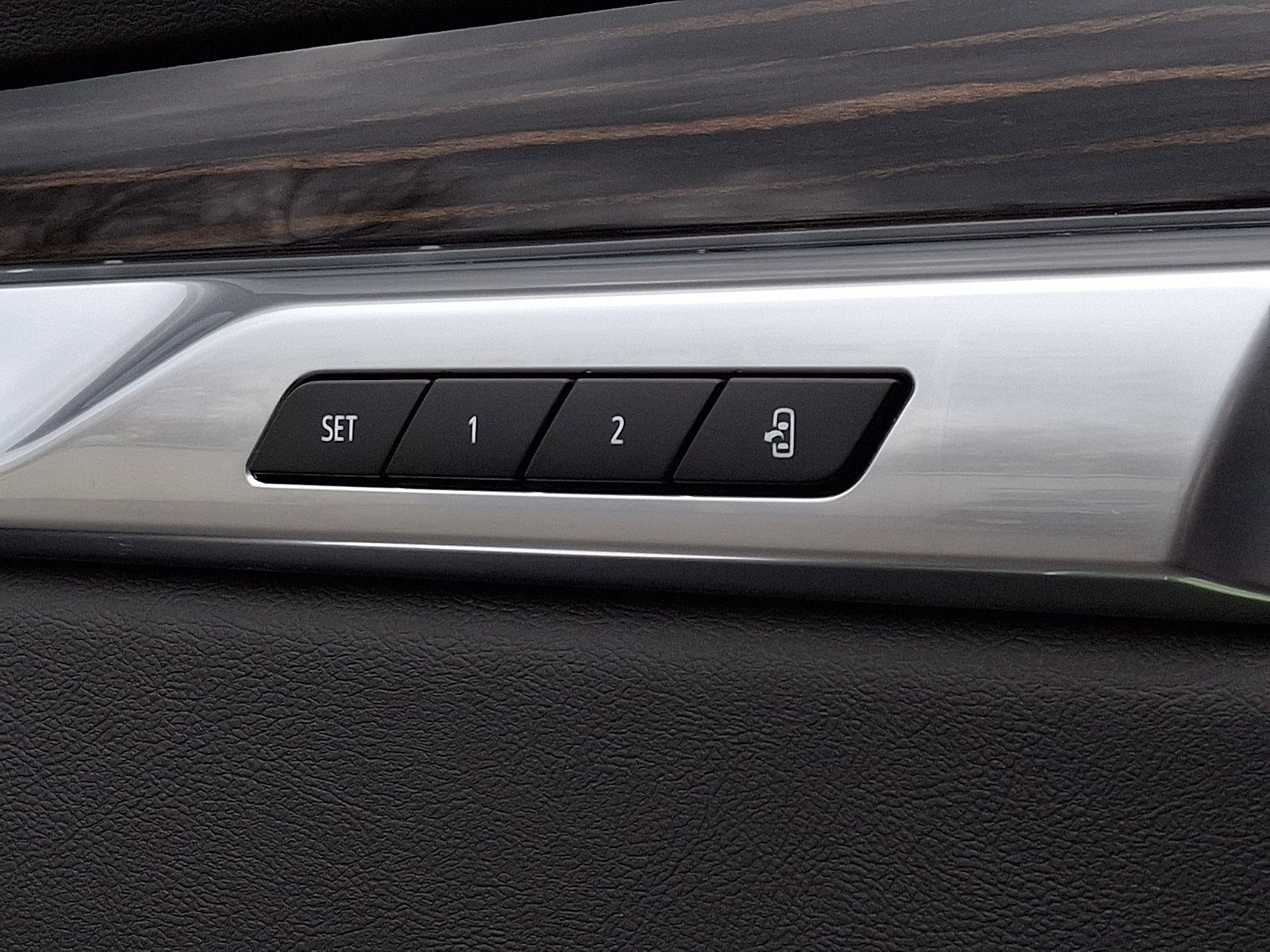 Used 2025 Cadillac Escalade Premium Luxury AWD/4WD image 29