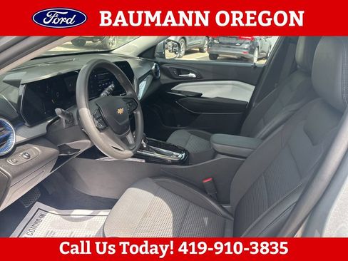 Used 2025 Chevrolet Trax LT FWD image 13