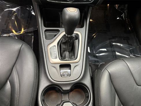 Used 2018 Jeep Cherokee Limited image 23