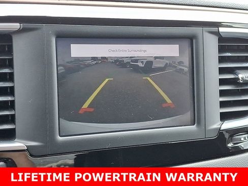 Used 2022 Chrysler Voyager LX image 18