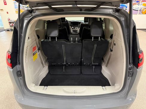 Used 2023 Chrysler Pacifica Touring-L FWD image 25