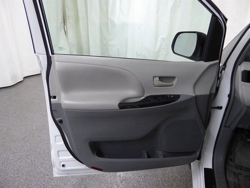 Used 2014 Toyota Sienna LE image 19