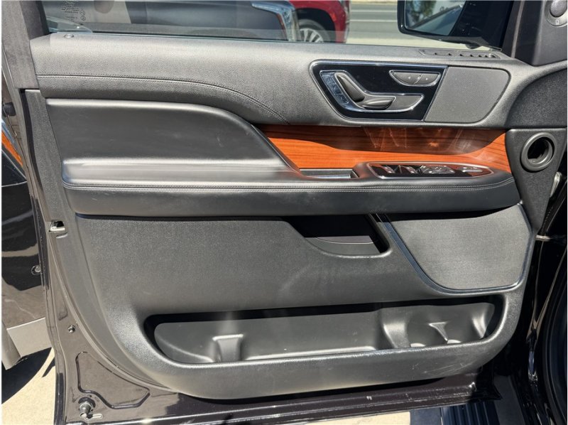 Used 2019 Lincoln Navigator Select RWD image 15