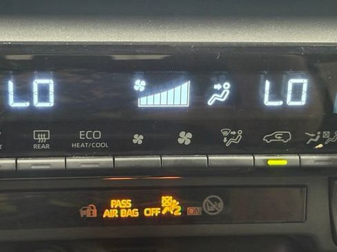Used 2025 Toyota RAV4 XLE FWD image 27