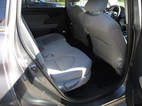 Used 2022 Toyota Highlander L image 18