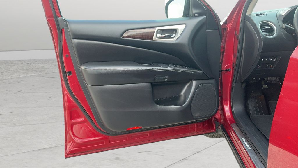 Used 2015 Nissan Pathfinder Platinum FWD image 17