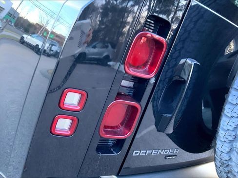 Used 2022 Land Rover Defender 90 X-Dynamic S image 25