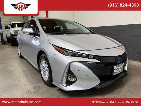 Used 2017 Toyota Prius Prime Advanced w/ Carpet Mat Package FWD image 11