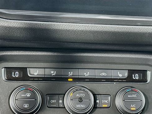Used 2018 Volkswagen Tiguan SE FWD image 19