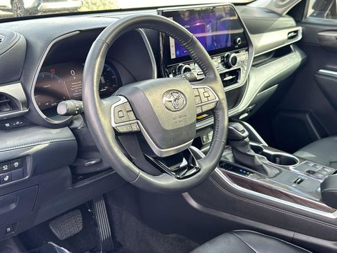 Used 2024 Toyota Highlander Limited image 23