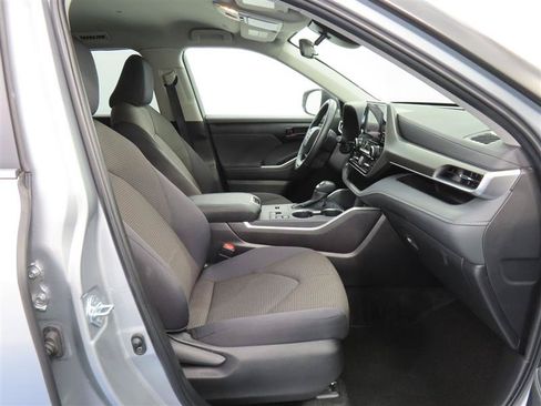 Used 2025 Toyota Highlander LE FWD image 34