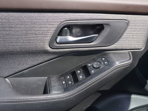 Used 2023 Nissan Rogue SV FWD image 4