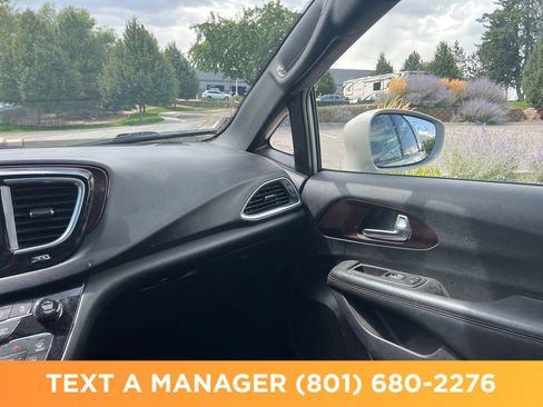 Used 2019 Chrysler Pacifica Touring-L FWD image 26
