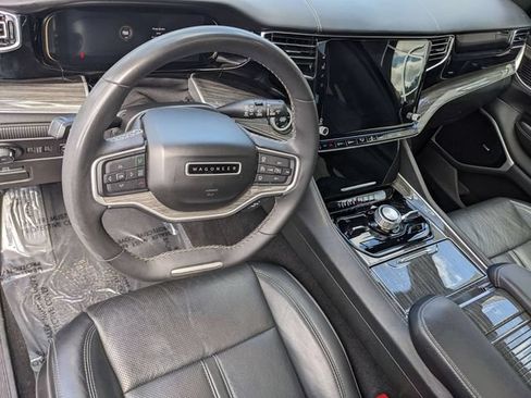 Used 2022 Jeep Wagoneer Series III w/ Premium Group I AWD/4WD image 11
