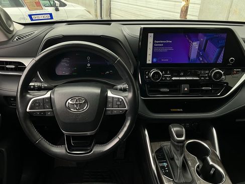Used 2023 Toyota Highlander Platinum image 16
