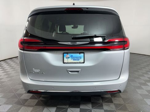 Used 2024 Chrysler Pacifica Touring-L image 9