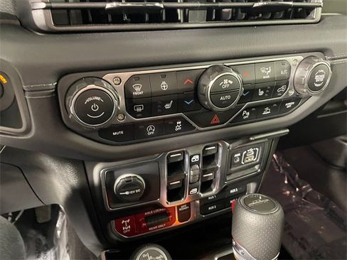 Certified 2025 Jeep Gladiator Mojave image 8