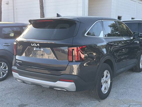 Used 2025 Kia Sorento LX FWD image 3