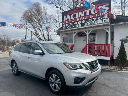 Used 2020 Nissan Pathfinder SV image 2