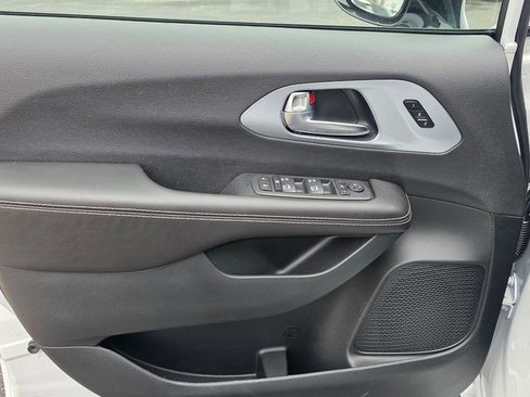 New 2026 Chrysler Pacifica Limited w/ S Appearance Package image 11