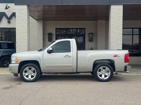 Used 2008 Chevrolet Silverado 1500 LT w/ Suspension Package, Off-Road image 6