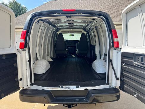 Used 2017 Chevrolet Express 2500 RWD image 16
